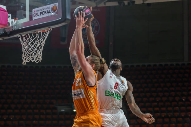 而是与队友 而是与队友